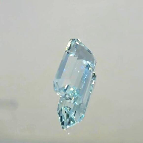 Huge 10.59 Carat Eye Clean Aquamarine! - Picture 5 of 9